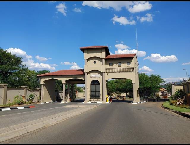 2 BEDROOM TOWNHOUSE FOR SALE IN RUIMSIG